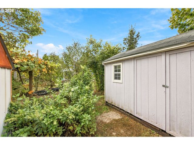 1753 ELKAY Dr, Eugene, OR 97404