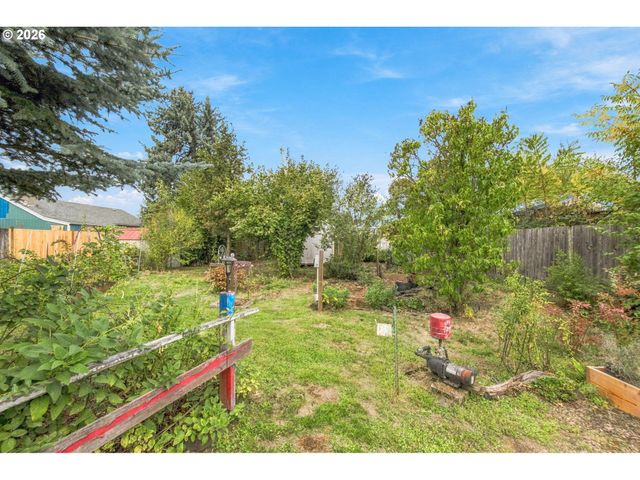 1753 ELKAY Dr, Eugene, OR 97404