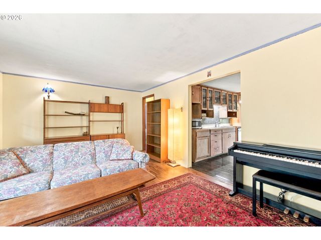 1753 ELKAY Dr, Eugene, OR 97404