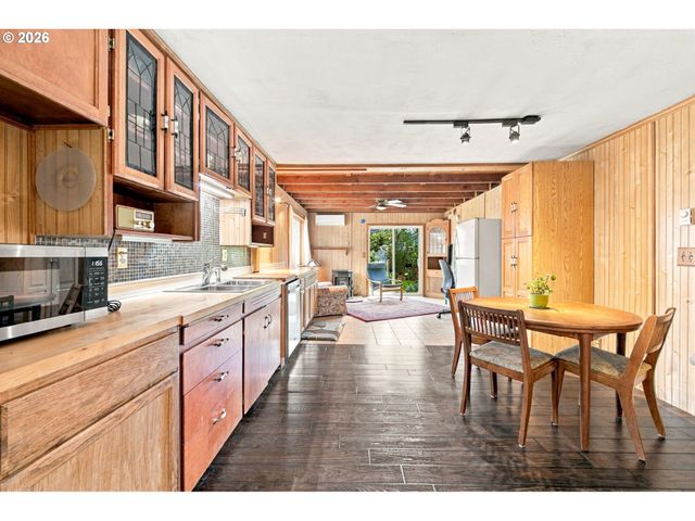 1753 ELKAY Dr, Eugene, OR 97404