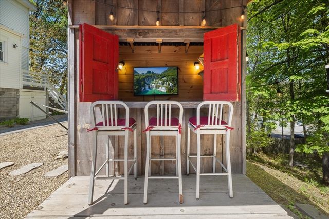 10 Latisquama Rd, Southborough, MA 01772