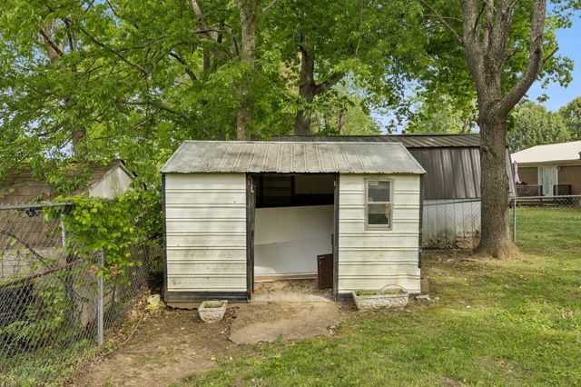 1612 Whippoorwill Dr, Lawrenceburg, TN 38464