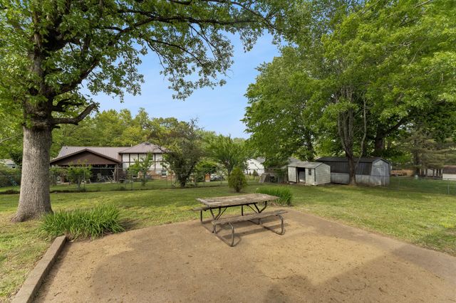 1612 Whippoorwill Dr, Lawrenceburg, TN 38464