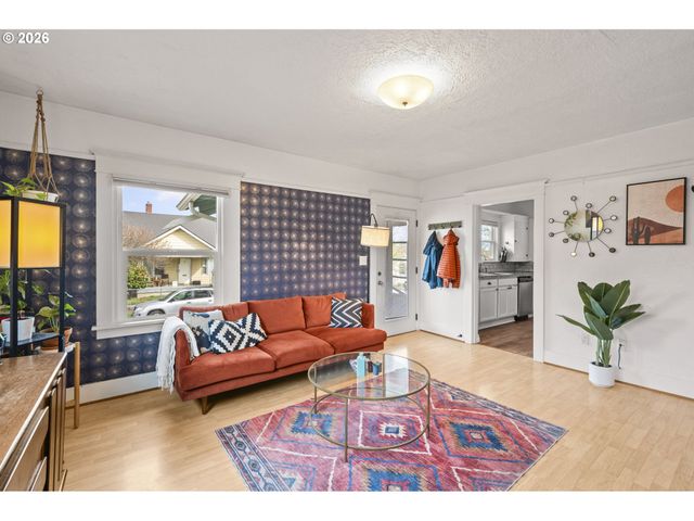 860 N HOLLAND St, Portland, OR 97217