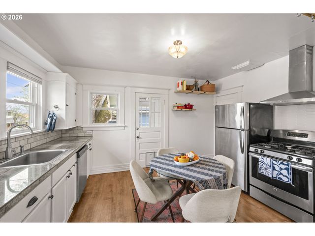 860 N HOLLAND St, Portland, OR 97217