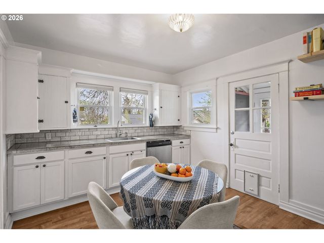 860 N HOLLAND St, Portland, OR 97217