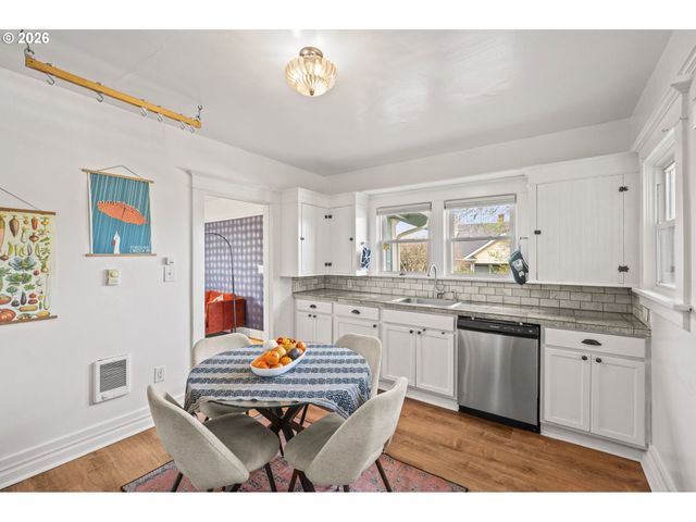 860 N HOLLAND St, Portland, OR 97217