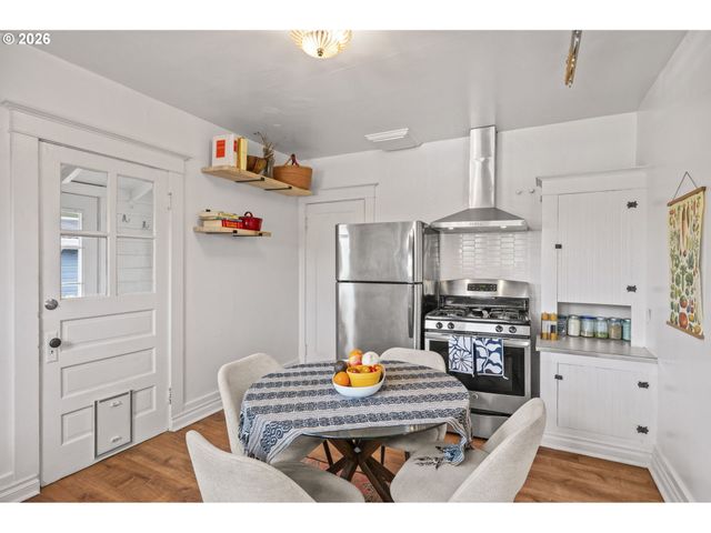 860 N HOLLAND St, Portland, OR 97217