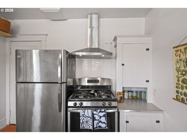 860 N HOLLAND St, Portland, OR 97217