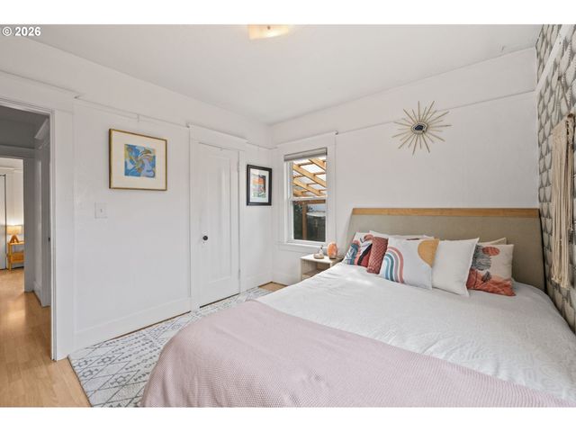 860 N HOLLAND St, Portland, OR 97217