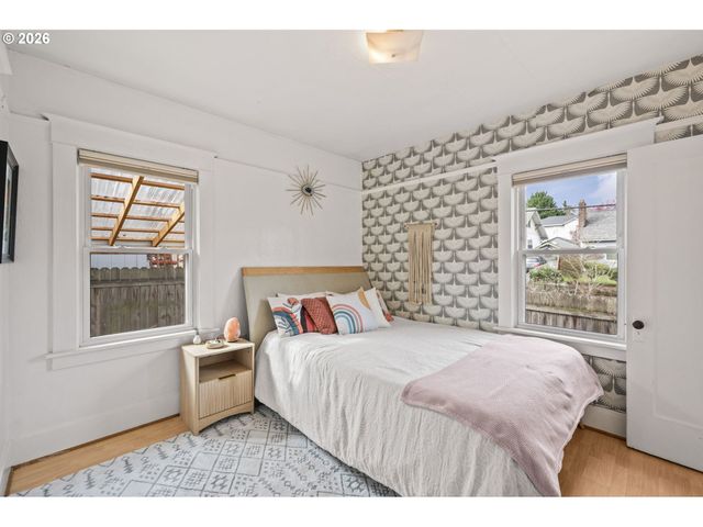 860 N HOLLAND St, Portland, OR 97217