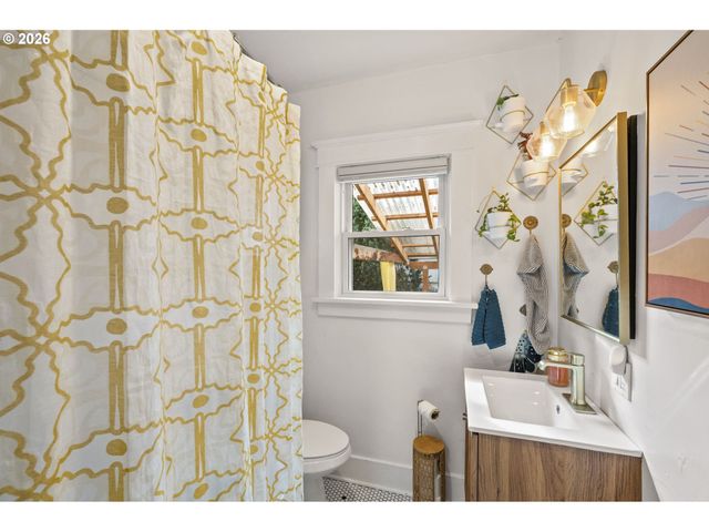 860 N HOLLAND St, Portland, OR 97217