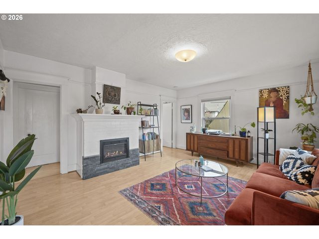 860 N HOLLAND St, Portland, OR 97217