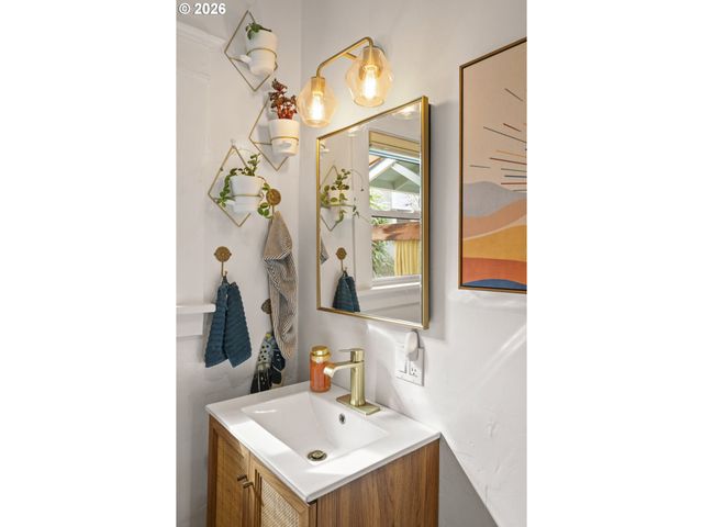 860 N HOLLAND St, Portland, OR 97217