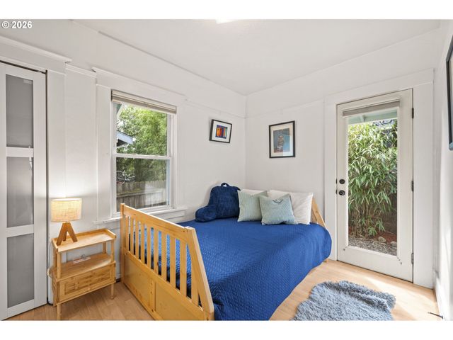 860 N HOLLAND St, Portland, OR 97217