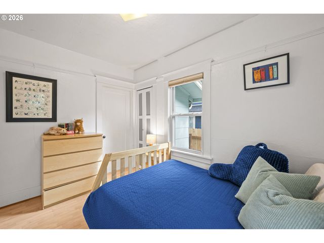 860 N HOLLAND St, Portland, OR 97217