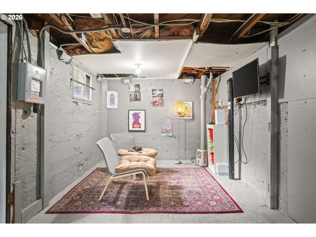 860 N HOLLAND St, Portland, OR 97217