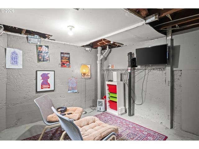 860 N HOLLAND St, Portland, OR 97217