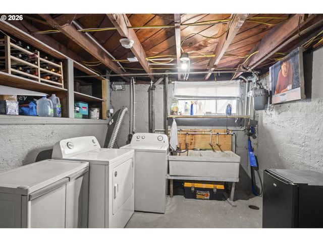 860 N HOLLAND St, Portland, OR 97217