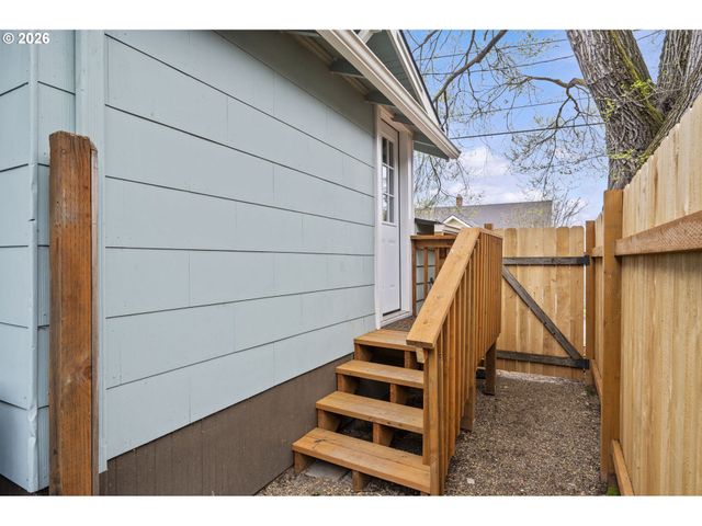 860 N HOLLAND St, Portland, OR 97217