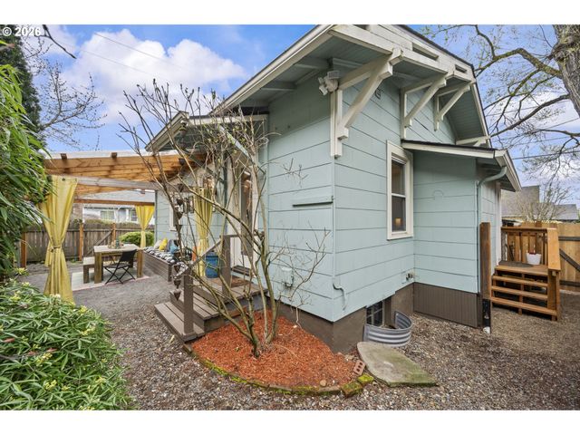 860 N HOLLAND St, Portland, OR 97217