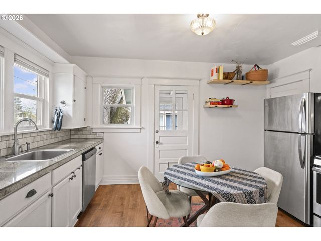 860 N HOLLAND St, Portland, OR 97217