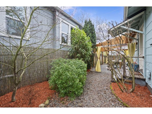 860 N HOLLAND St, Portland, OR 97217