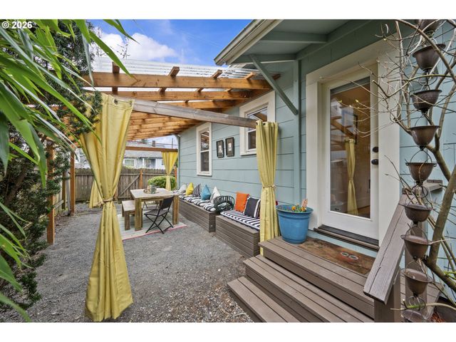 860 N HOLLAND St, Portland, OR 97217