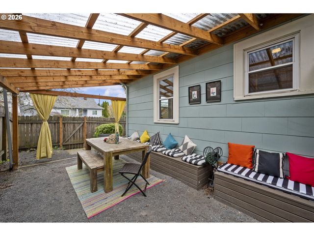 860 N HOLLAND St, Portland, OR 97217