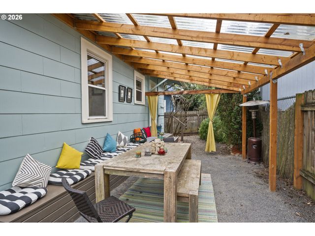 860 N HOLLAND St, Portland, OR 97217