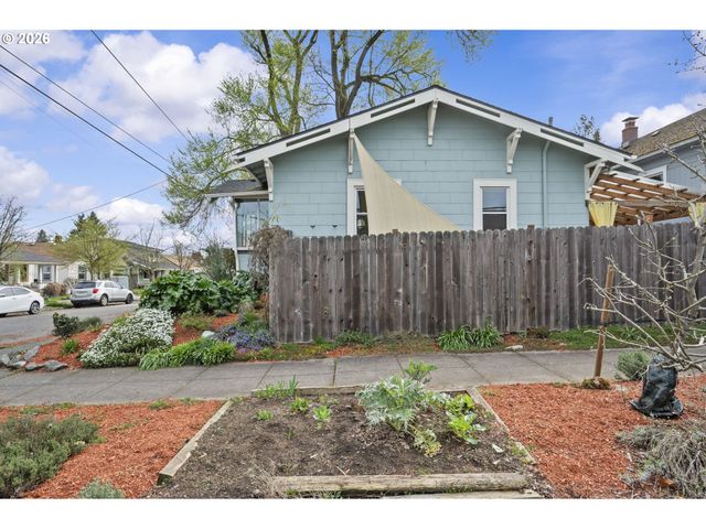 860 N HOLLAND St, Portland, OR 97217