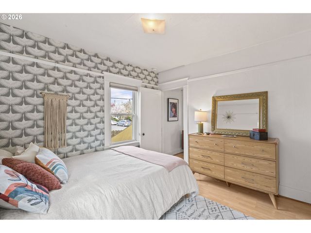 860 N HOLLAND St, Portland, OR 97217