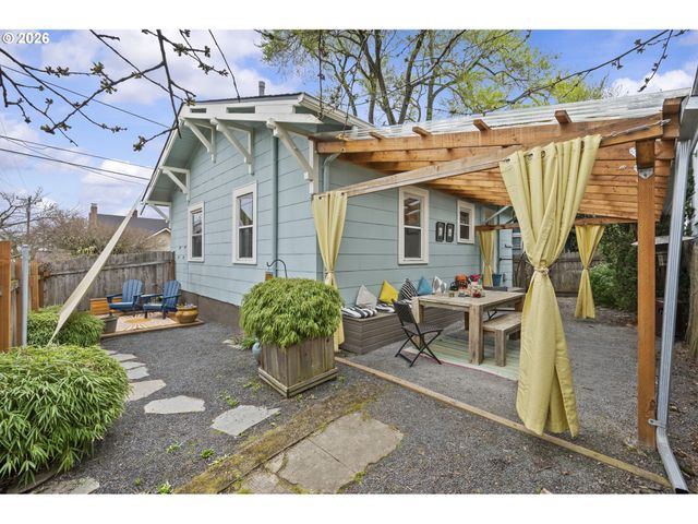 860 N HOLLAND St, Portland, OR 97217