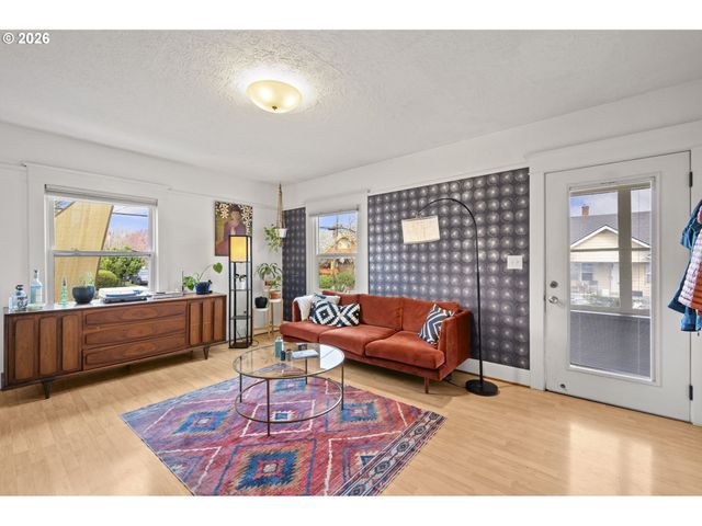 860 N HOLLAND St, Portland, OR 97217