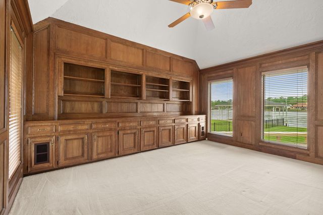 154 Lakeside Drive, Montgomery, TX 77356