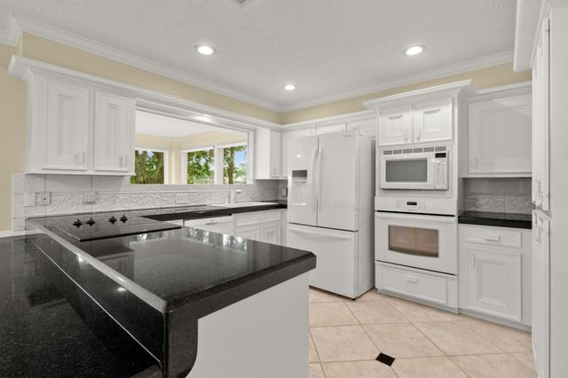 154 Lakeside Drive, Montgomery, TX 77356