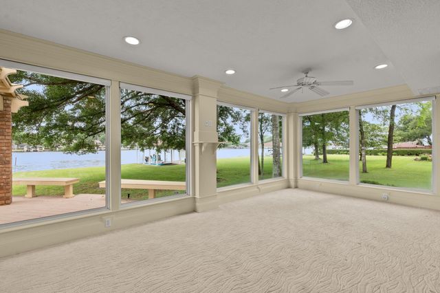 154 Lakeside Drive, Montgomery, TX 77356