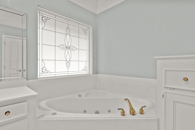 154 Lakeside Drive, Montgomery, TX 77356