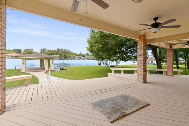 154 Lakeside Drive, Montgomery, TX 77356