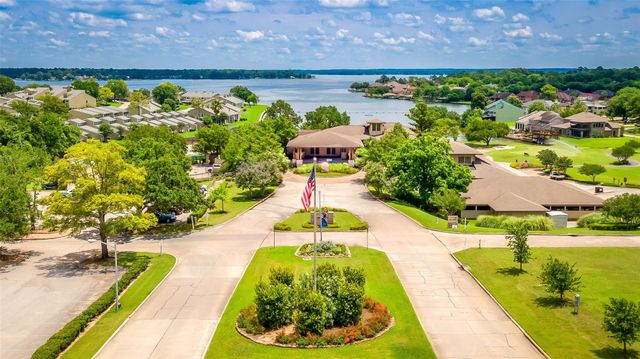 154 Lakeside Drive, Montgomery, TX 77356