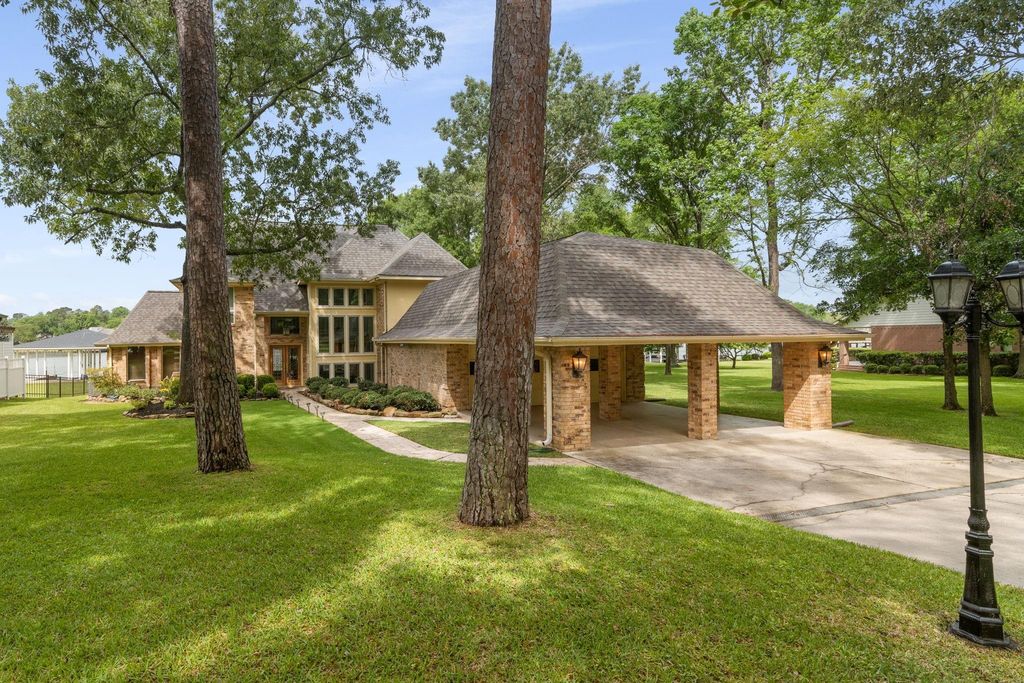 154 Lakeside Drive, Montgomery, TX 77356