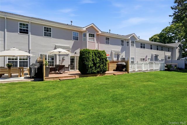 132 Willow Wood Drive, Oakdale, NY 11769