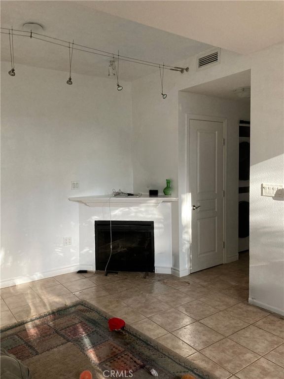 300 W Beech Street 10, San Diego, CA 92101 — photo 2