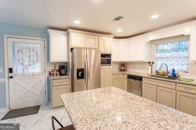 1194 Blackshear Hwy, Baxley, GA 31513