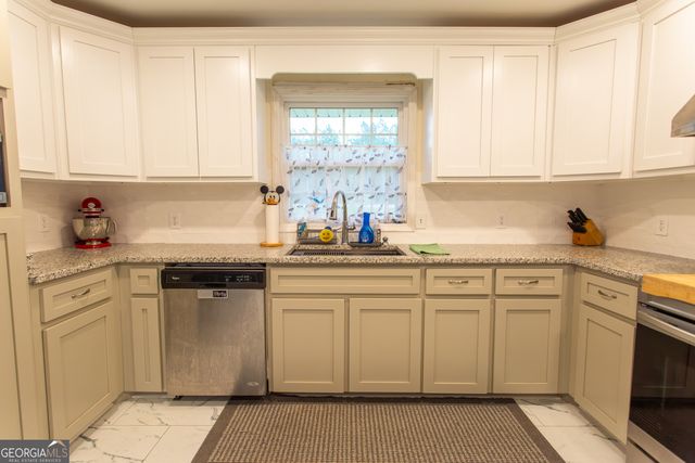 1194 Blackshear Hwy, Baxley, GA 31513