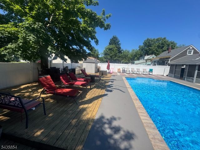 9 Wallace Ln, Woodland Park, NJ 07424