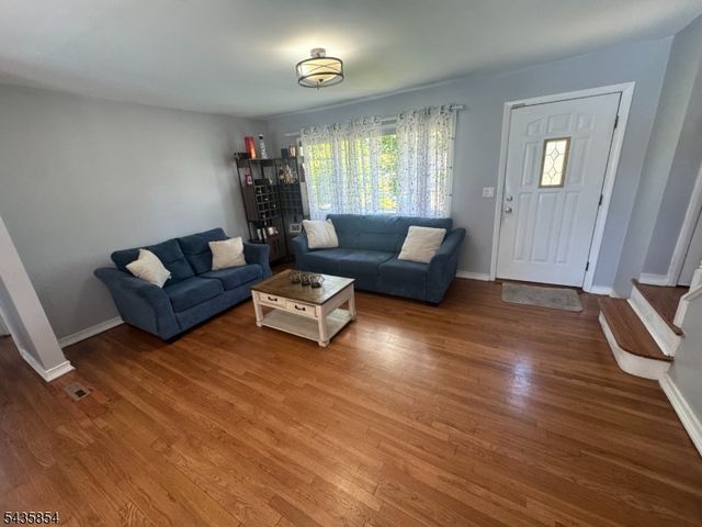 9 Wallace Ln, Woodland Park, NJ 07424