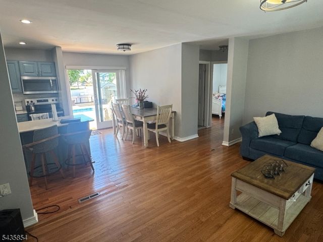 9 Wallace Ln, Woodland Park, NJ 07424