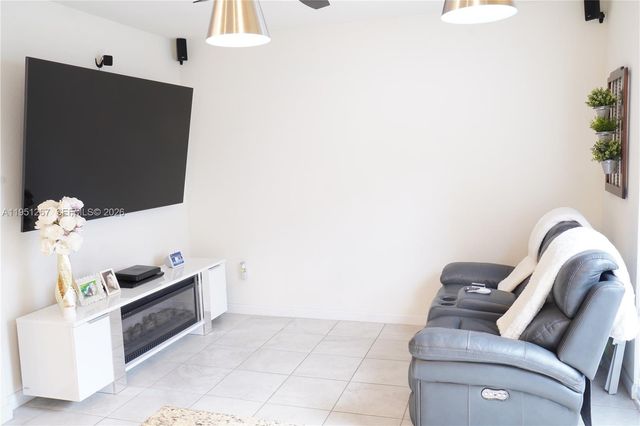 10306 W 33rd Ln, Hialeah, FL 33018