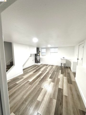 7724 Crest Ave, Oakland, CA 94605
